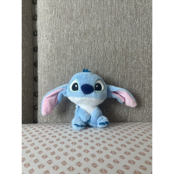 2023 Disney Parks Bag Charm Keychain New Plush Stitch & Guitar - Picture 1 of 5